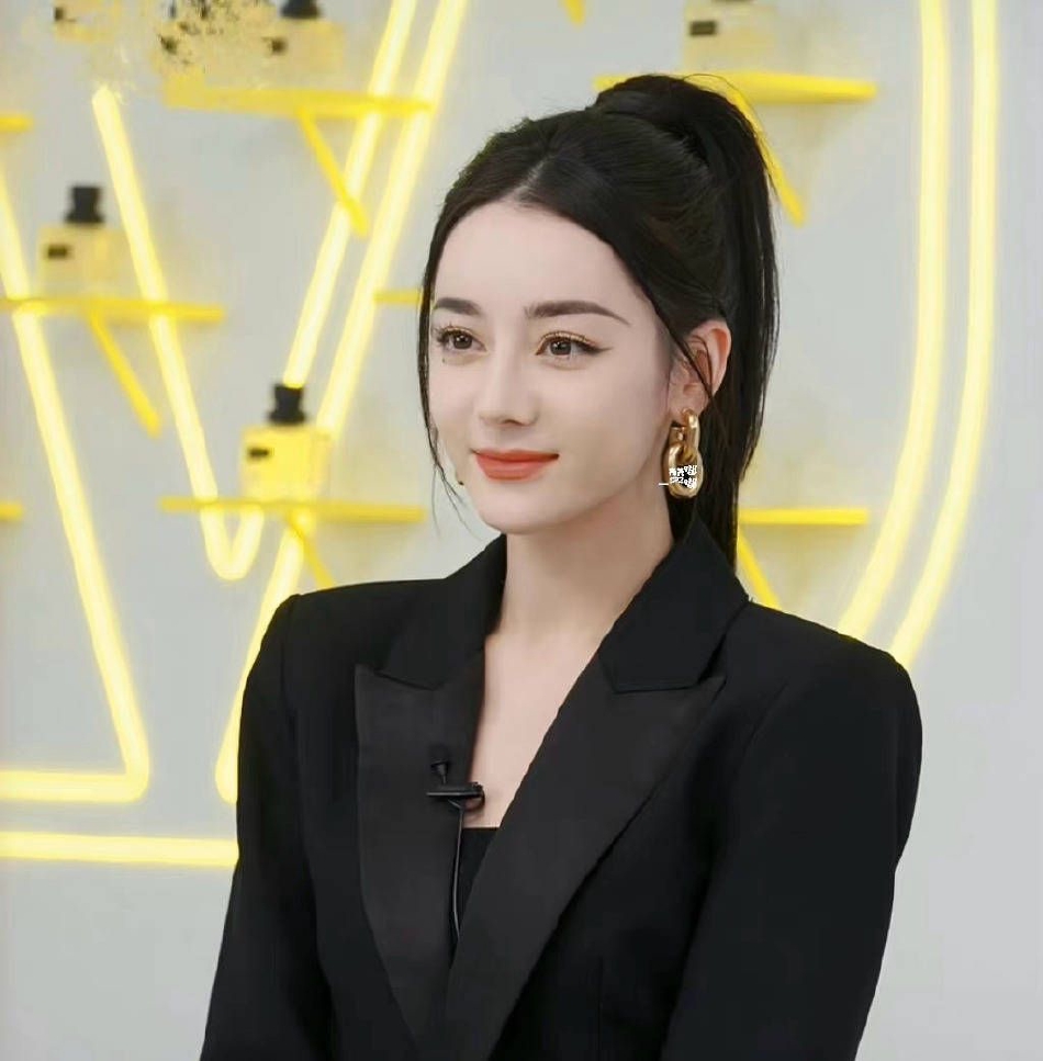 迪丽热巴黑西装高马尾出席活动 妆容精致气场全开